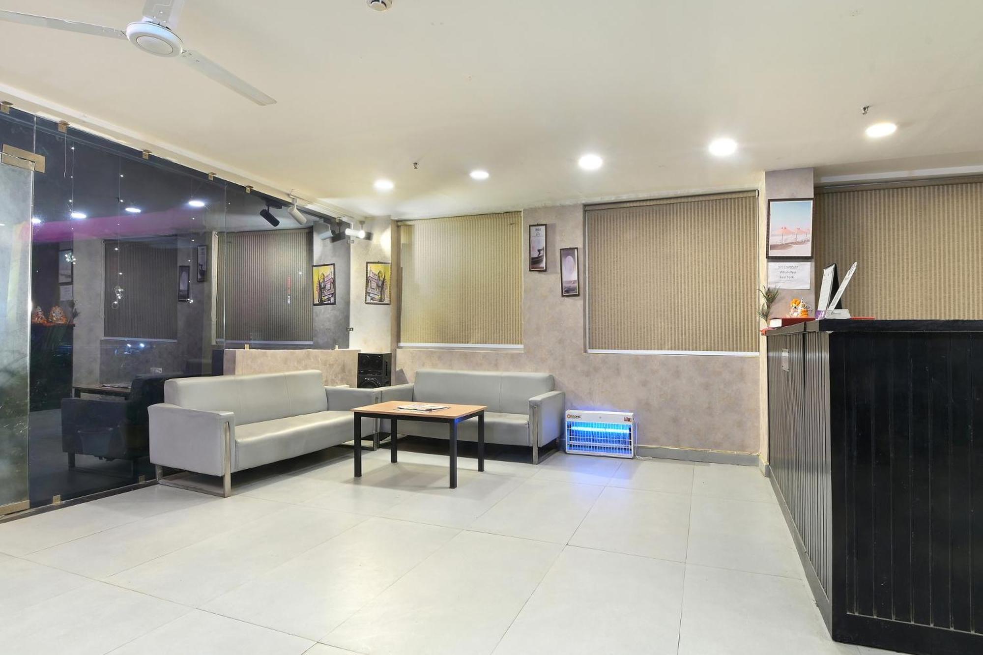Hotel Red York By Byob Hotels Noida Exterior foto