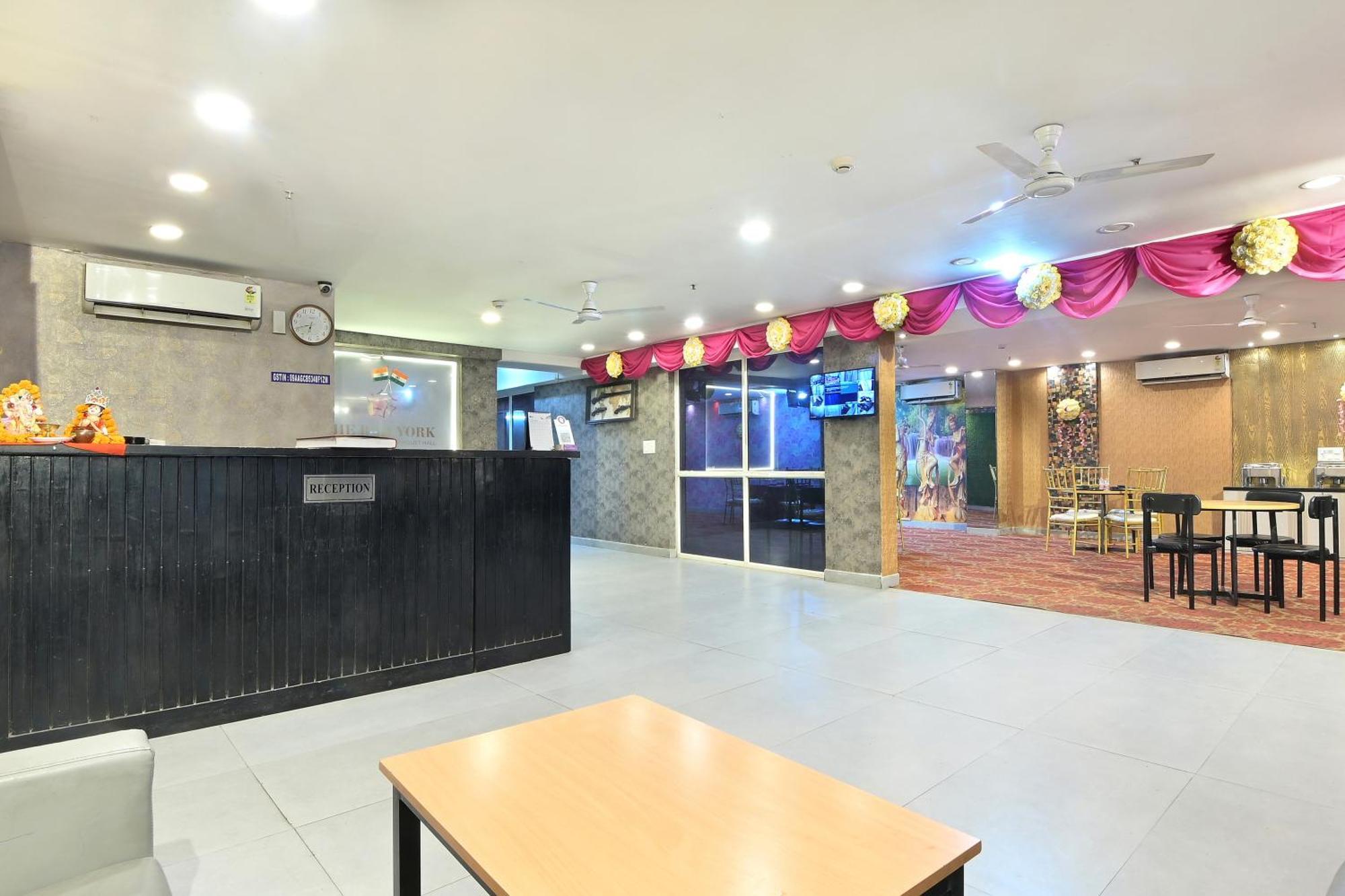Hotel Red York By Byob Hotels Noida Exterior foto