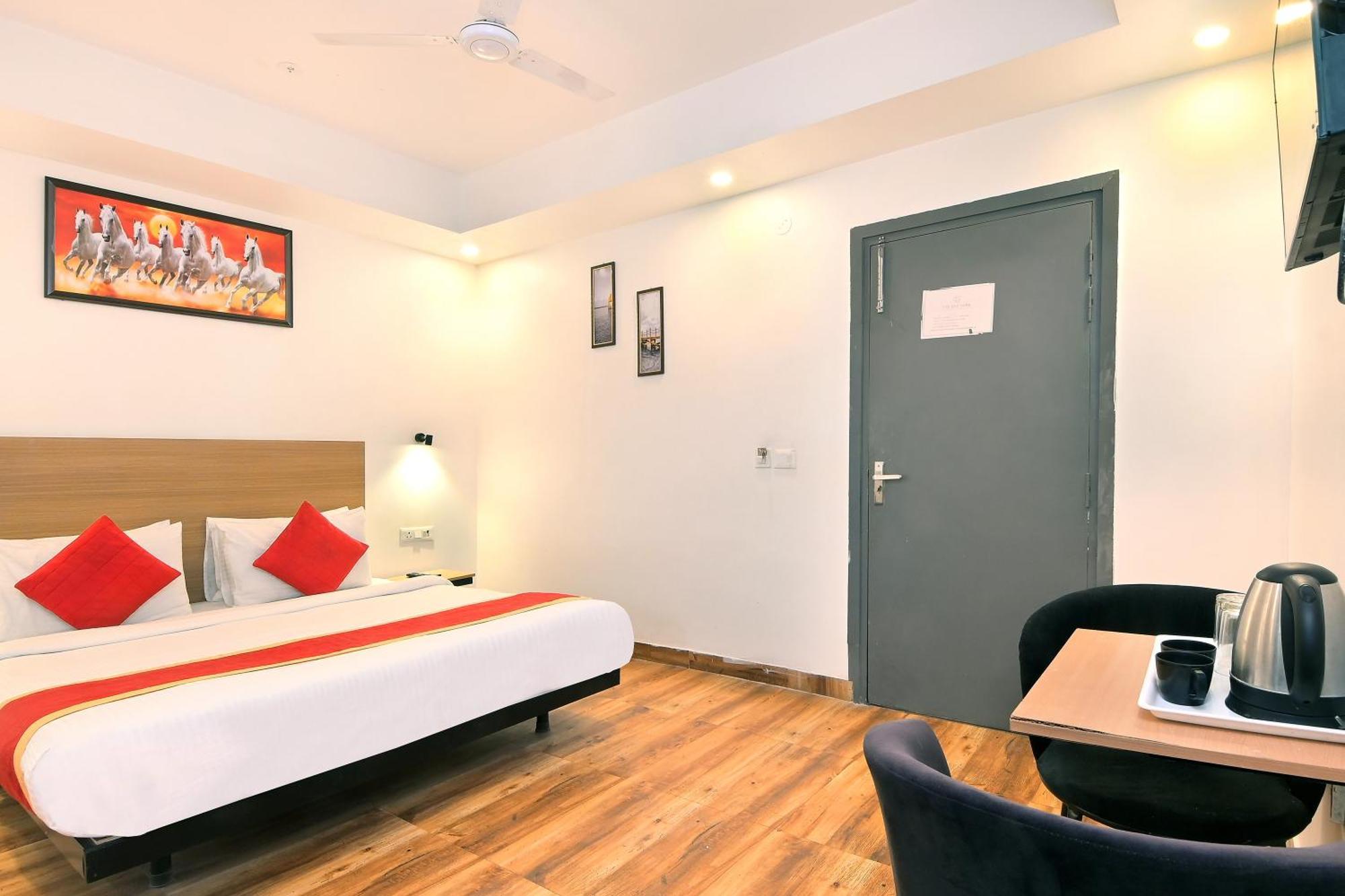 Hotel Red York By Byob Hotels Noida Exterior foto