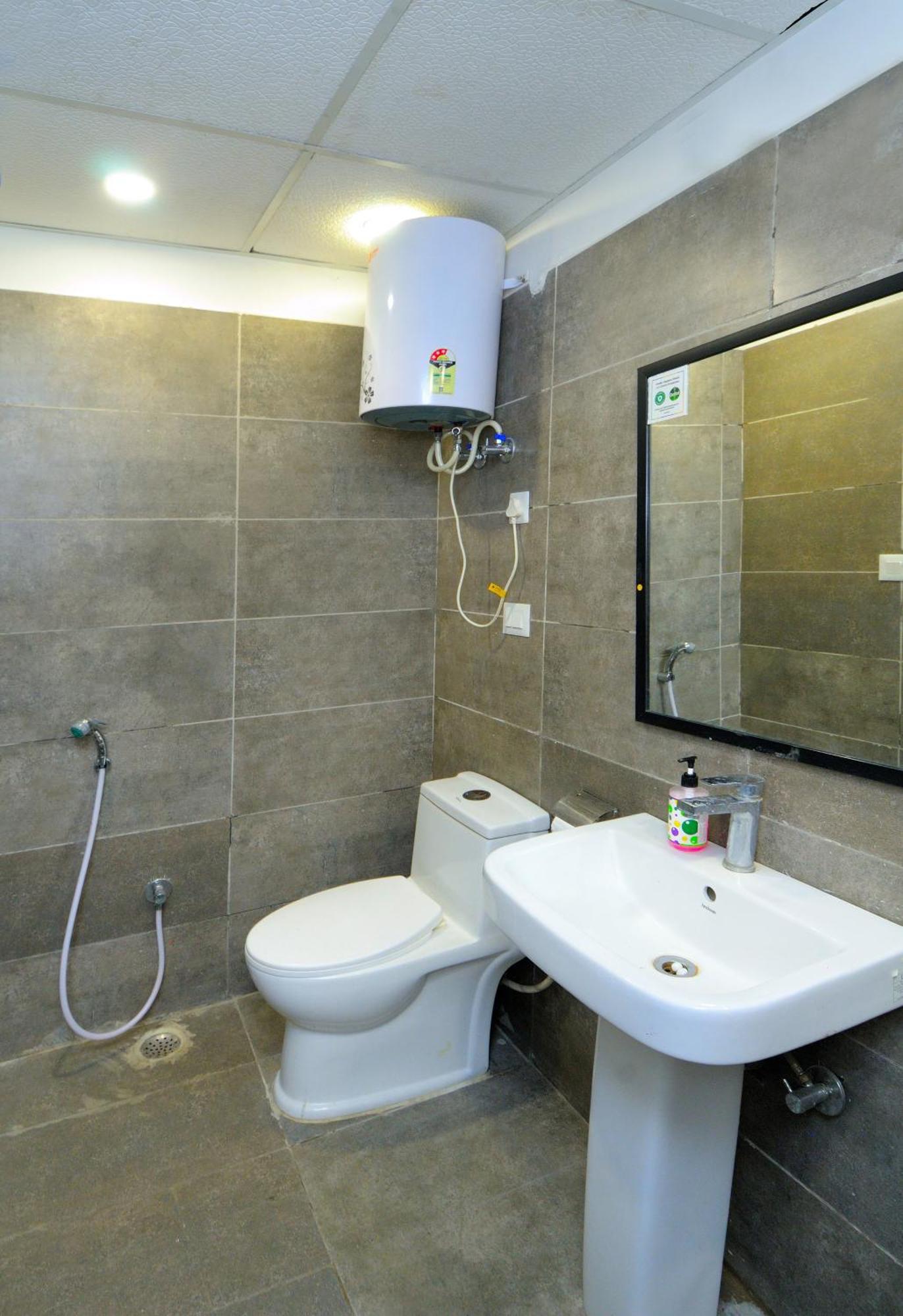 Hotel Red York By Byob Hotels Noida Exterior foto