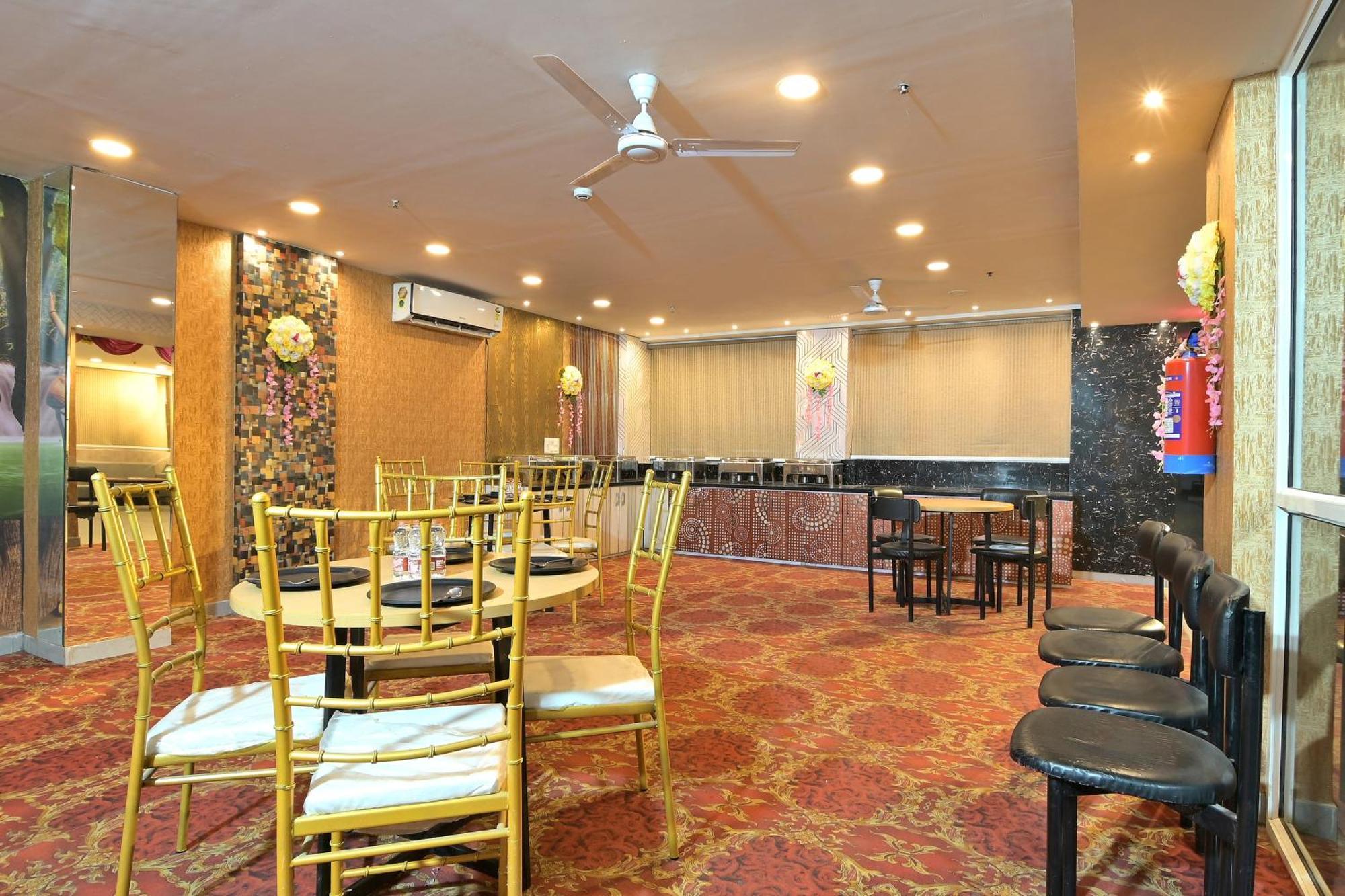 Hotel Red York By Byob Hotels Noida Exterior foto