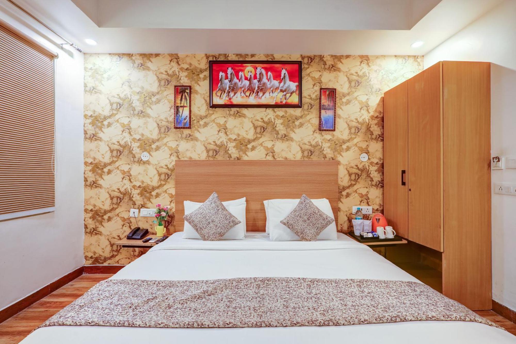 Hotel Red York By Byob Hotels Noida Exterior foto