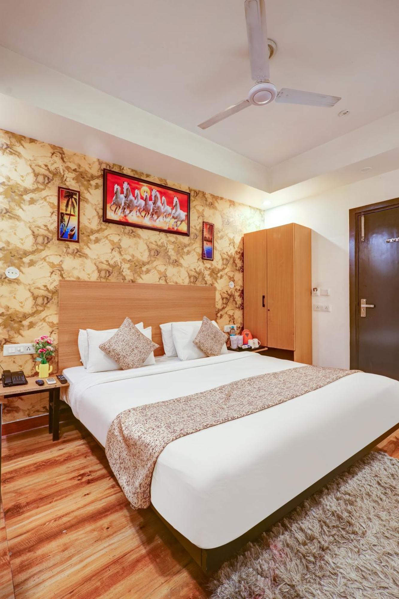 Hotel Red York By Byob Hotels Noida Exterior foto