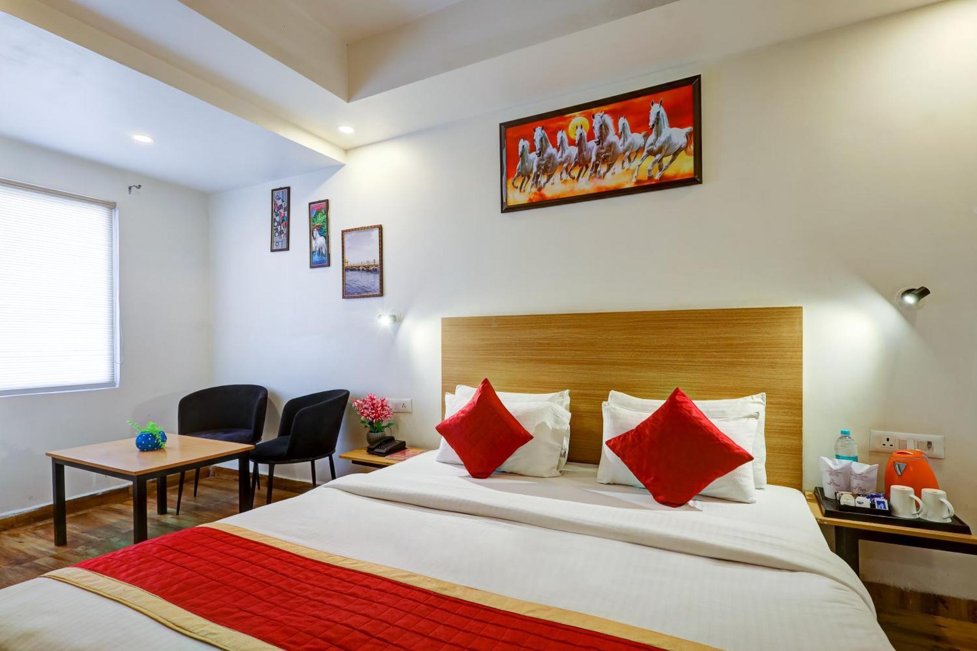 Hotel Red York By Byob Hotels Noida Exterior foto