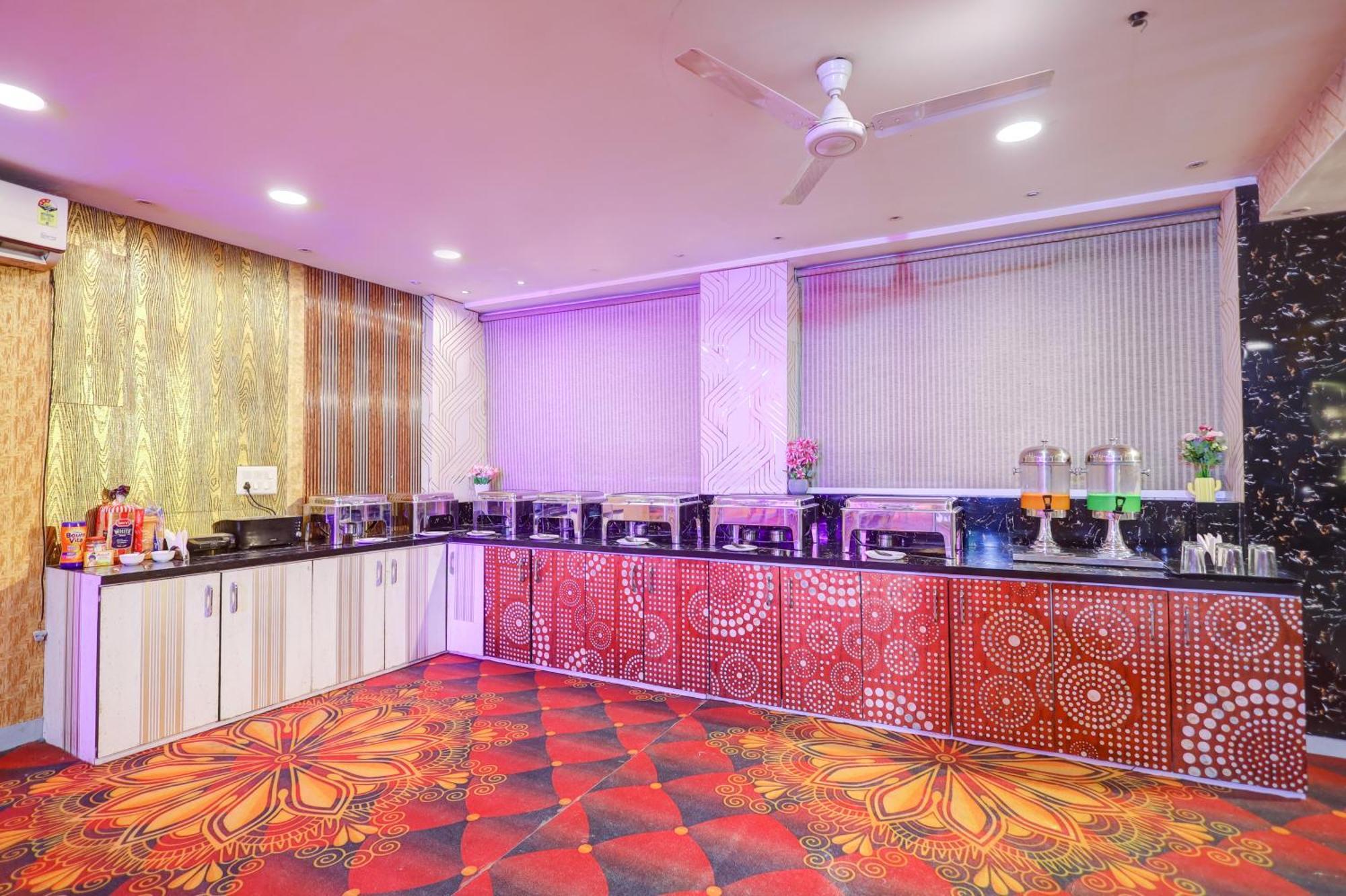 Hotel Red York By Byob Hotels Noida Exterior foto