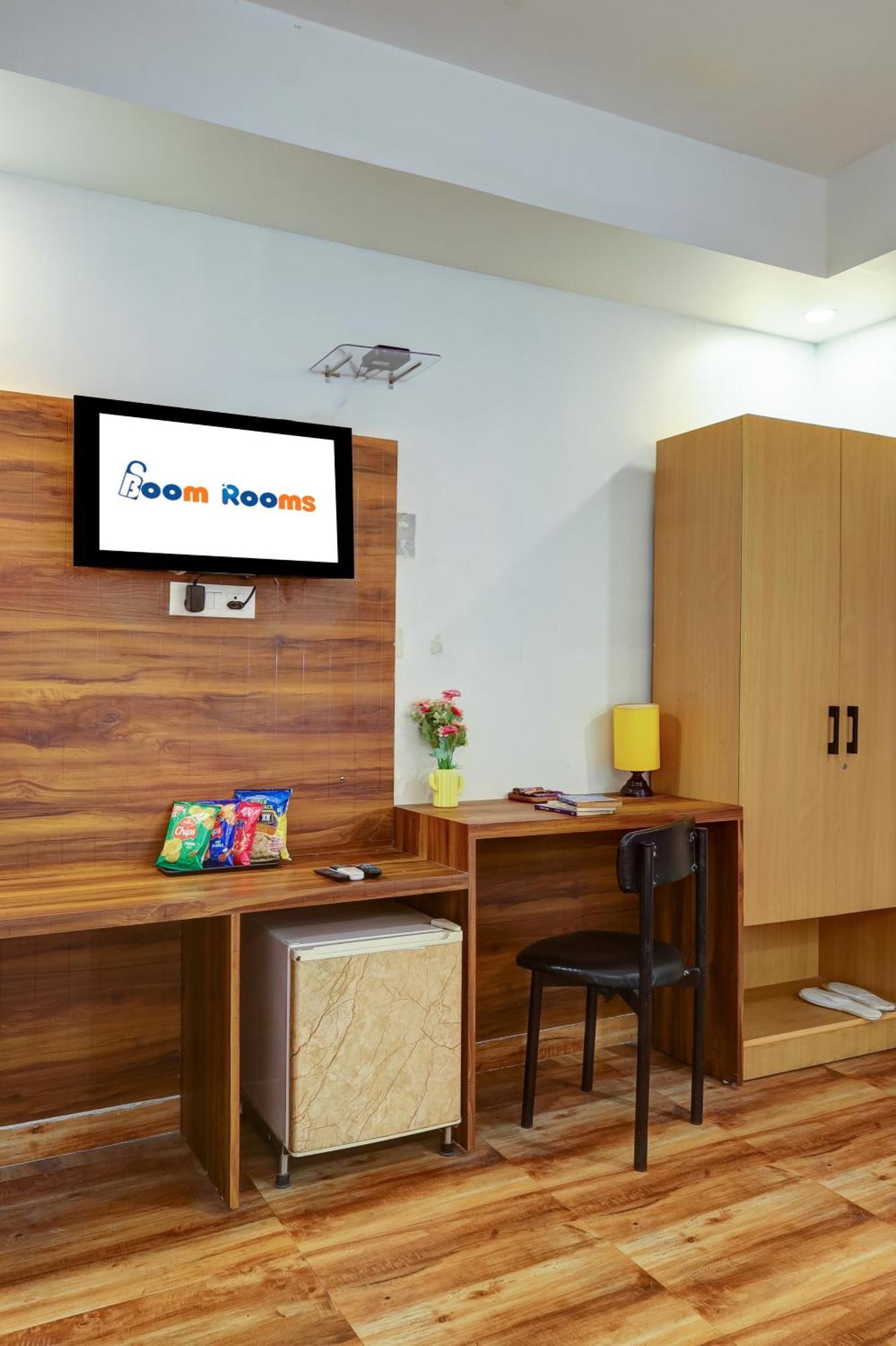 Hotel Red York By Byob Hotels Noida Exterior foto